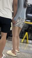 随机穿穿短裙出现在地铁上，求抄底，没穿内裤。