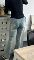 办公室偷拍女同事，牛仔裤你们喜欢吗1