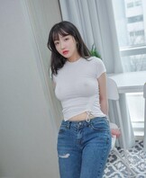 丰满肉感的韩国美少女模特沙发漏点诱惑写真-孙艺恩