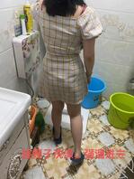 62大哥在家，伺机等候嫂子上来洗澡，在浴室强上嫂子，喝乳汁，嫂子水真多2