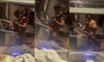 把黑丝高跟鞋美女摁在沙发上爆操