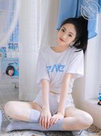 清纯灰袜少女，美腿真好看。2