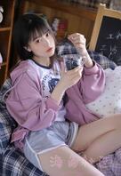 喜欢吃蓝莓的大眼睛萌美少女居家沙发悠闲写真照片