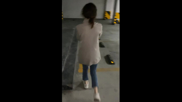 [原创] 少妇在商场内地下车库偷情，楼道不舒服又去车后座干！