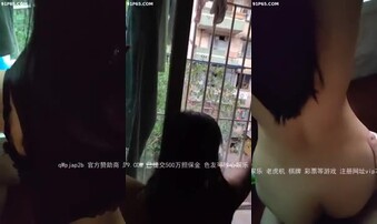 约了个年轻少妇，把她摁在窗户上全裸后入，还叫我插深点