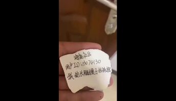 17大哥在家，趁嫂子洗澡，偷跑到浴室强上嫂子，紧张刺激对白，颜射嫂子舒服