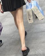 女大学生的腿真的好嫩，还拍到了意淫同学的大屁股0