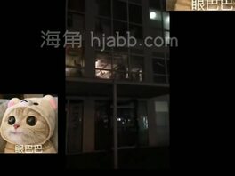 绿帽家里3P忘记拉窗帘，被路人围观